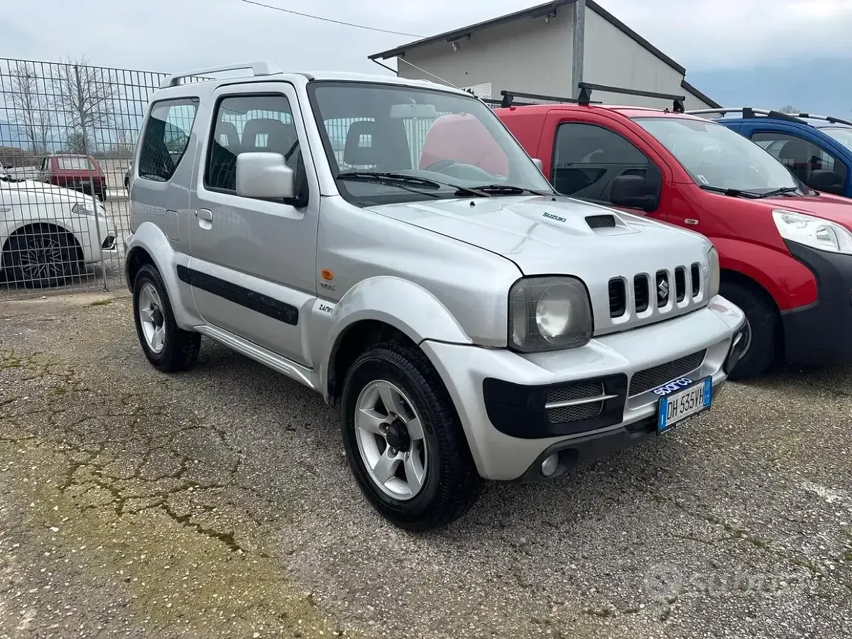 Usata Suzuki Jimny 86 CV (63 kW) 2007 Grigio SUV