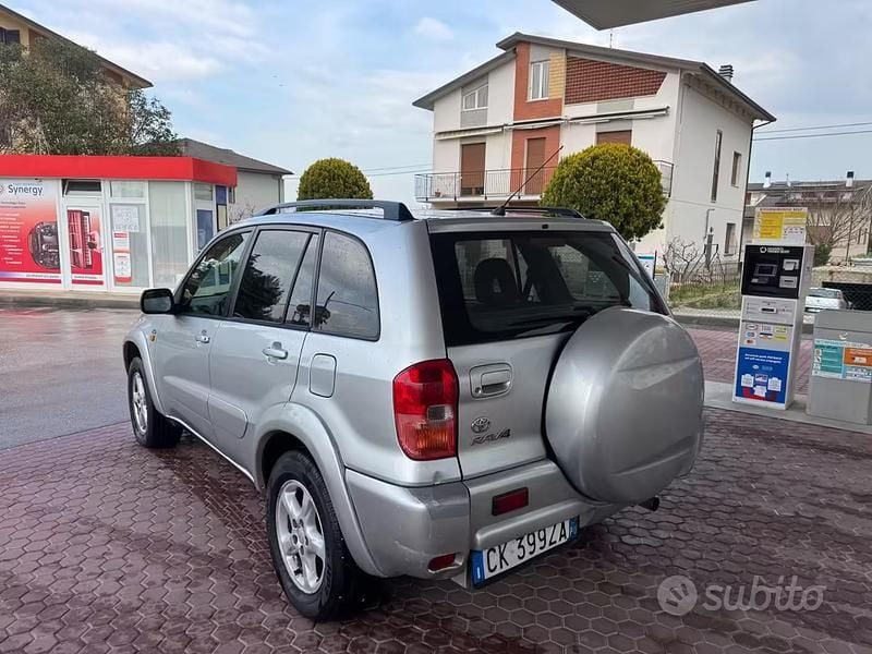 Usata Toyota RAV4 115 CV (84 kW) 2004 Grigio SUV