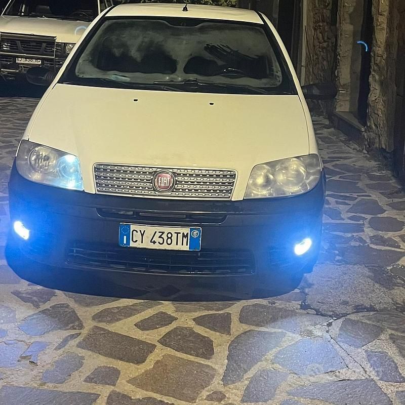 Usata Fiat Punto 70 CV (51 kW) 2005 Utilitaria