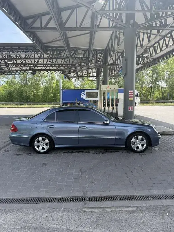 Usata Mercedes E220 Avantgarde 150 CV (110 kW) 2003 Blu/azzurro Berlina