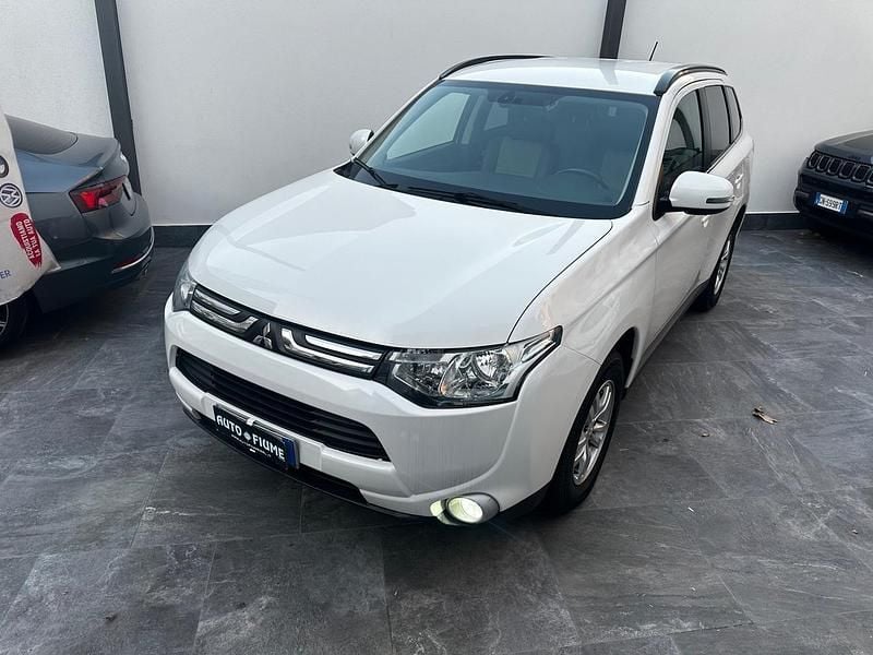Bianco Usata 2015 Mitsubishi Outlander Intense SUV | 12.490 € (Buon prezzo) - Immagine 1/4