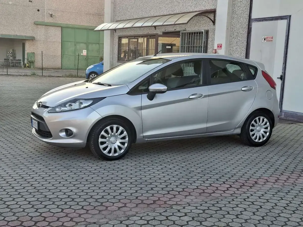 Usata Ford Fiesta Titanium 82 CV (60 kW) 2010 Argento Utilitaria