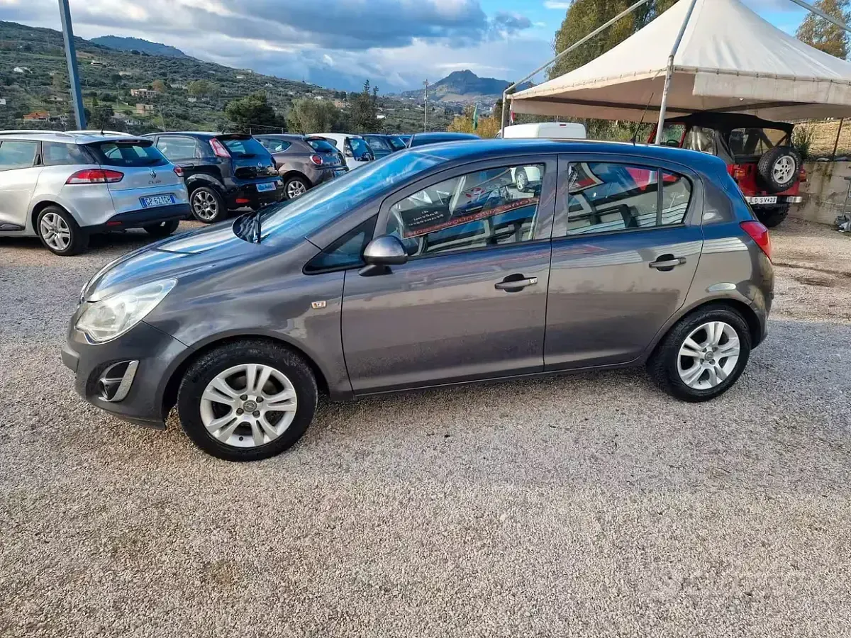 Usata Opel Corsa 65 CV (47 kW) 2012 Grigio Utilitaria