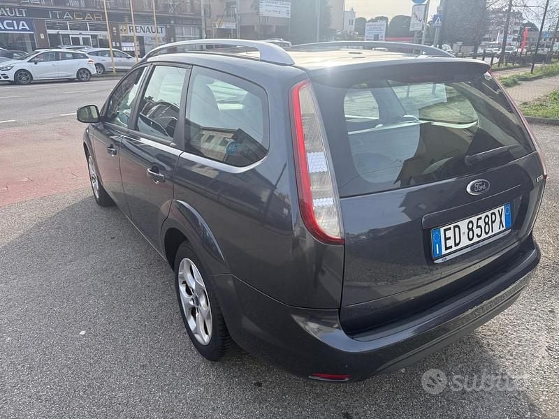 Usado Ford Focus Style 110 HP (80 kW) 2010 Cinzento Carrinha