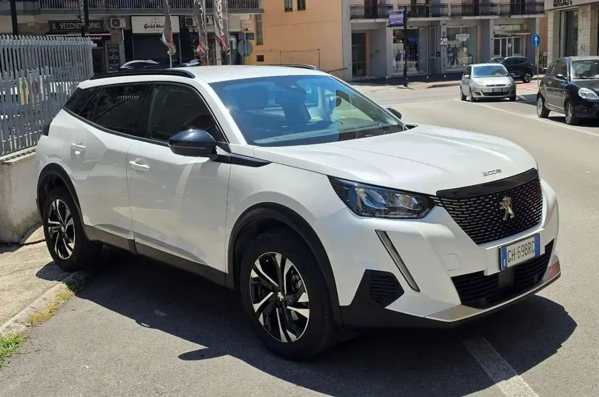 Usata Peugeot 2008 Allure 110 CV (80 kW) 2022 Bianco SUV