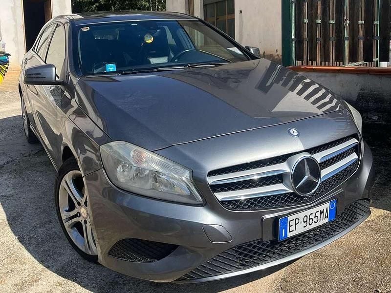 Grigio Usata 2012 Mercedes A180 Tre volumi | 7500 € (Molto cara) - Immagine 1/4