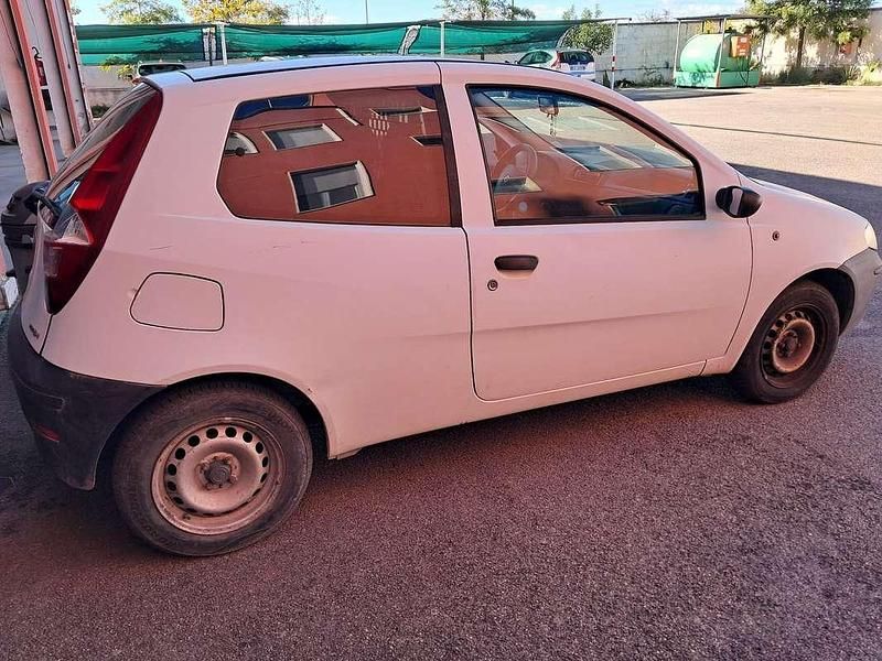 Usata Fiat Punto 69 CV (50 kW) 2006 Furgone
