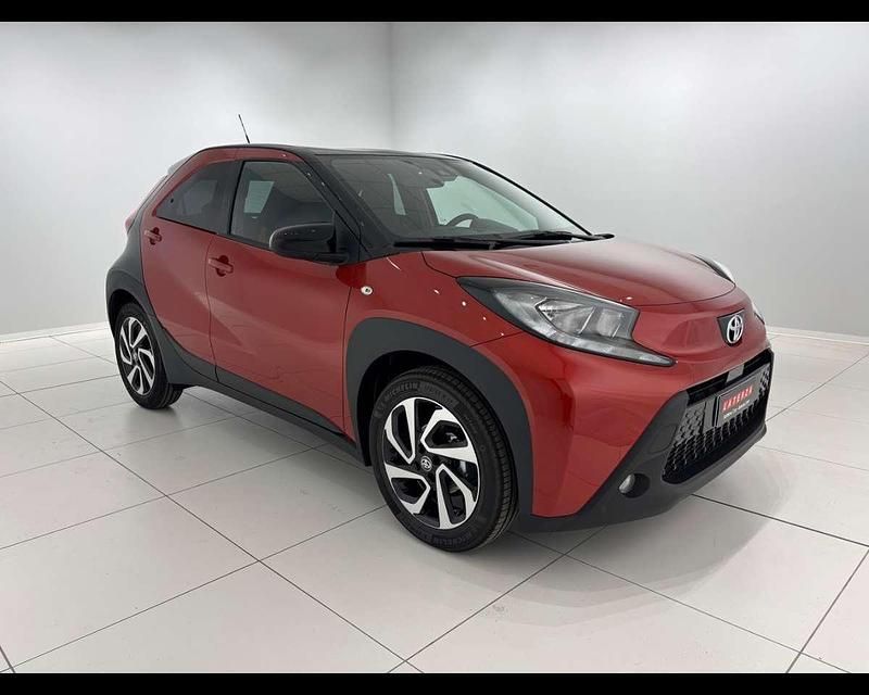Nuova Toyota Aygo X Trend 72 CV (52 kW) 2025 Chili red & black met SUV