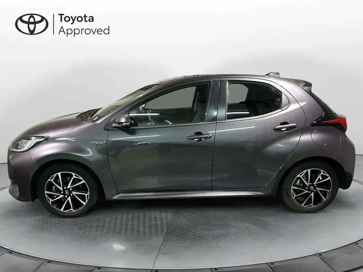 Usata Toyota Yaris Hybrid Comfort 116 CV (85 kW) 2021 Grigio Berlina