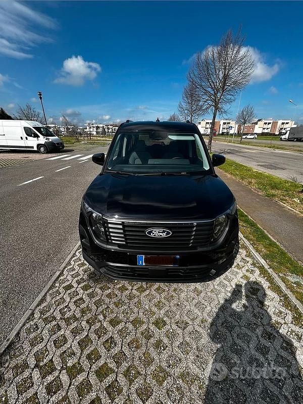 Usata Ford Tourneo Courier Titanium 125 CV (91 kW) 2025 Nero Monovolume