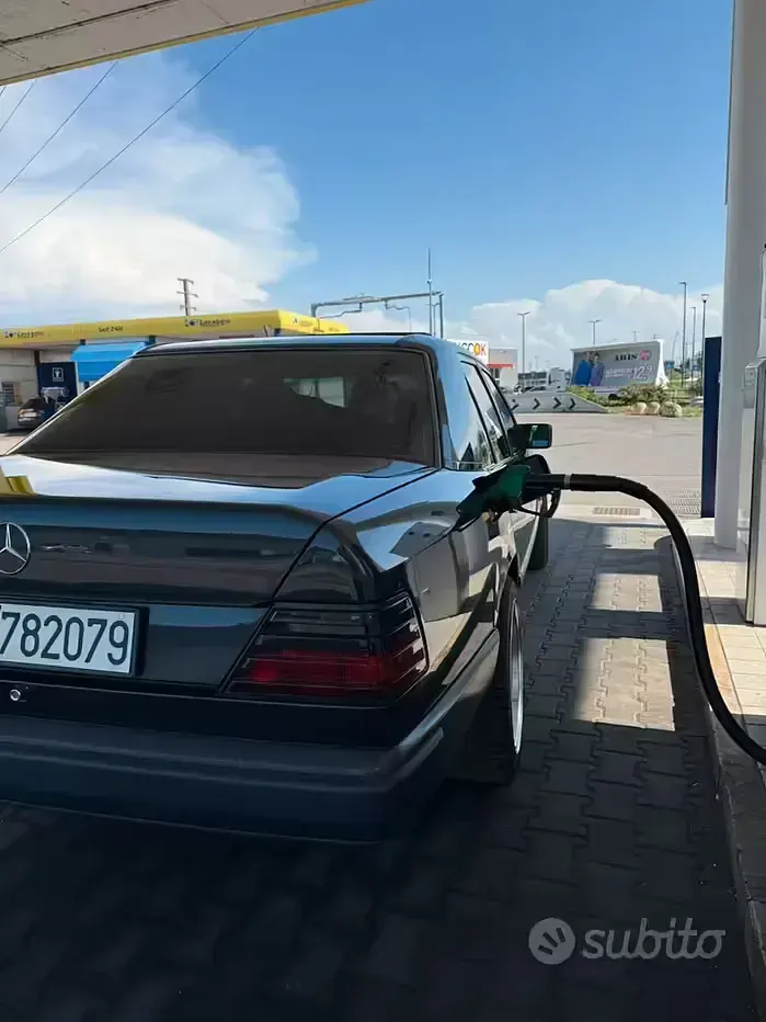Usata Mercedes E200 122 CV (89 kW) 1990 Nero Berlina
