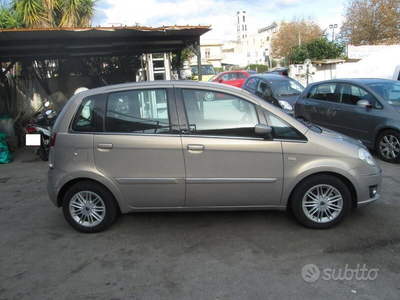 Usata Lancia Musa 95 CV (69 kW) 2009 Viola Monovolume