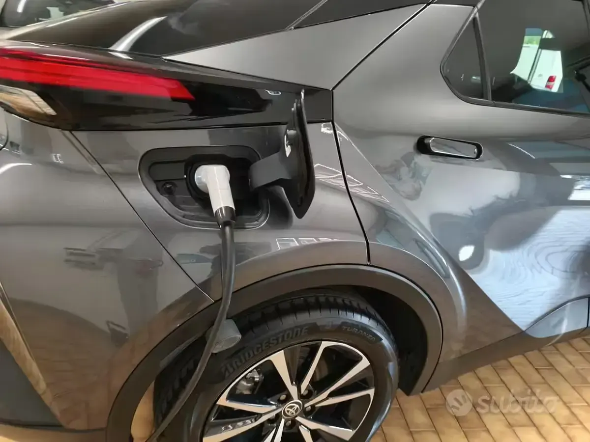 Usata Toyota C-HR 151 CV (111 kW) 2025 Grigio scuro SUV