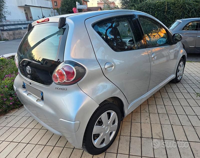 Usata Toyota Aygo 68 CV (50 kW) 2010 Grigio Utilitaria