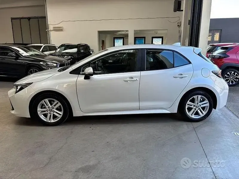 Usata Toyota Corolla Active 140 CV (102 kW) 2022 Bianco Berlina
