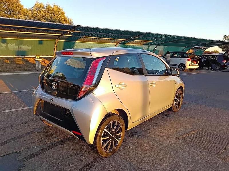 Usata Toyota Aygo X-play 69 CV (50 kW) 2017 Argento Utilitaria