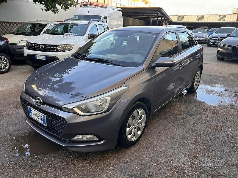 Usata Hyundai i20 Comfort 75 CV (55 kW) 2015 Grigio Berlina