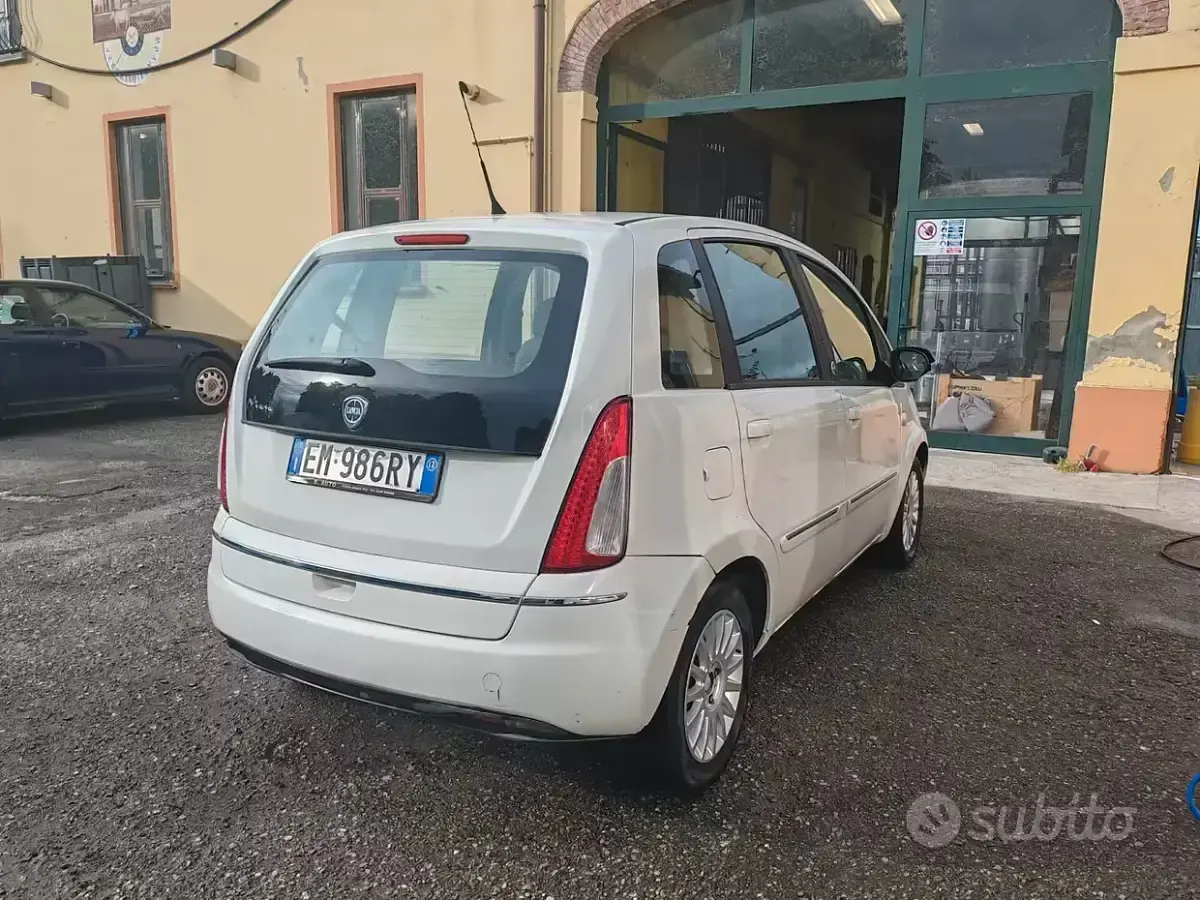 Usado Lancia Musa Gold 77 CV (56 kW) 2012 Blanco Monovolumen