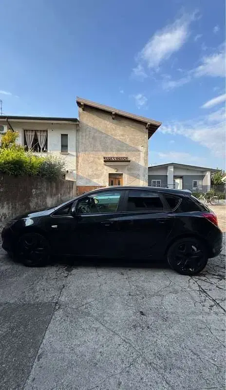 Usata Opel Astra 140 CV (102 kW) 2014 Berlina