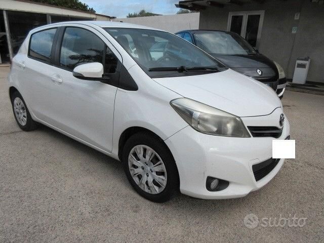 Usata Toyota Yaris Lounge 69 CV (50 kW) 2013 Bianco Berlina