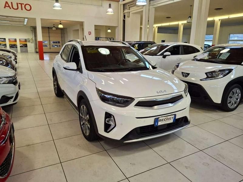 Usata Kia Stonic Style 101 CV (74 kW) 2023 Bianco pastello SUV