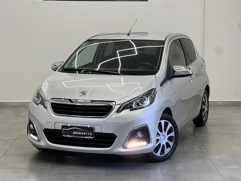 Grigio Usata 2021 Peugeot 108 S Tre volumi | 8900 € (Buon prezzo) - Immagine 1/4