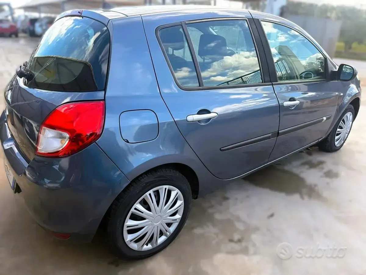 Usata Renault Clio II Dynamique 75 CV (55 kW) 2011 Grigio Berlina