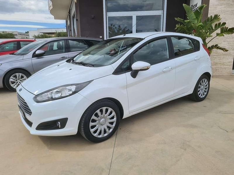 Usata Ford Fiesta 60 CV (44 kW) 2015 Bianco Berlina