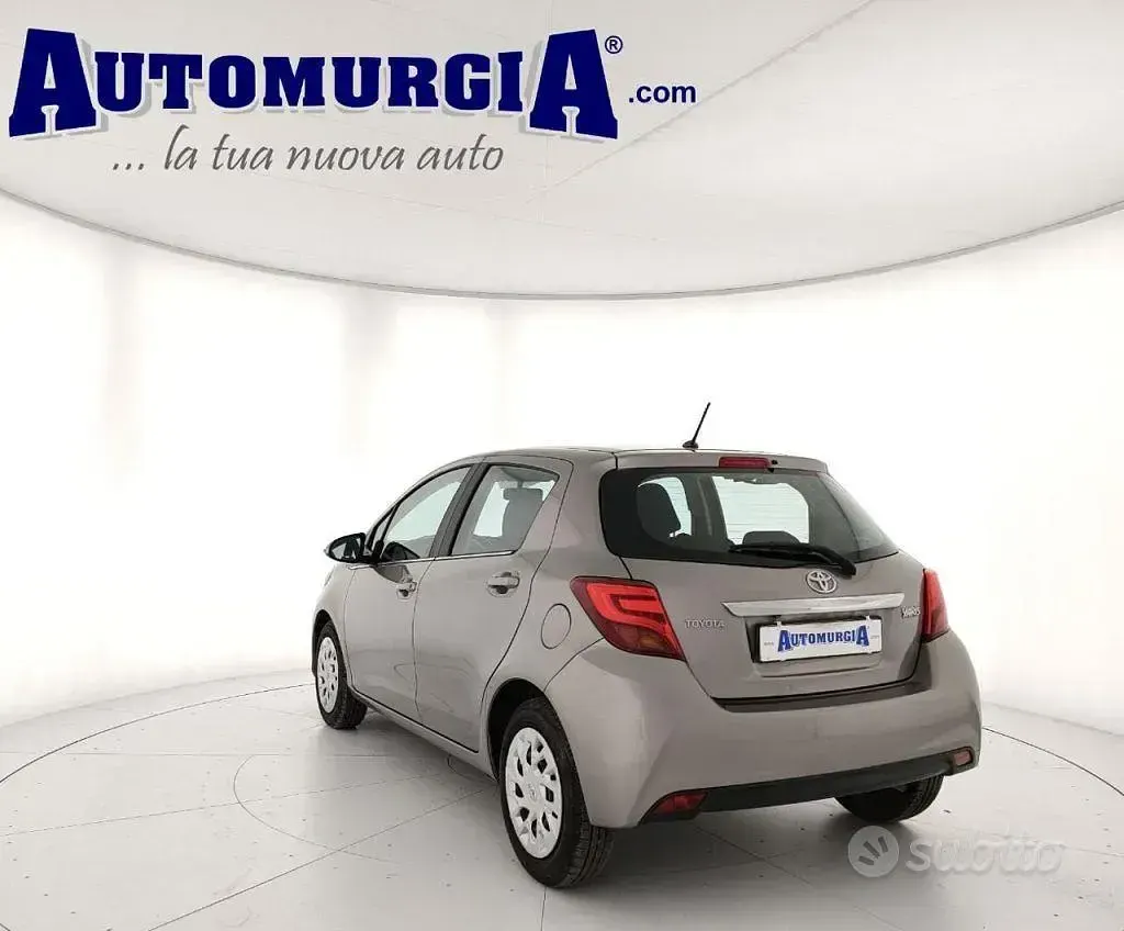 Usata Toyota Yaris Lounge 69 CV (50 kW) 2015 Beige Utilitaria