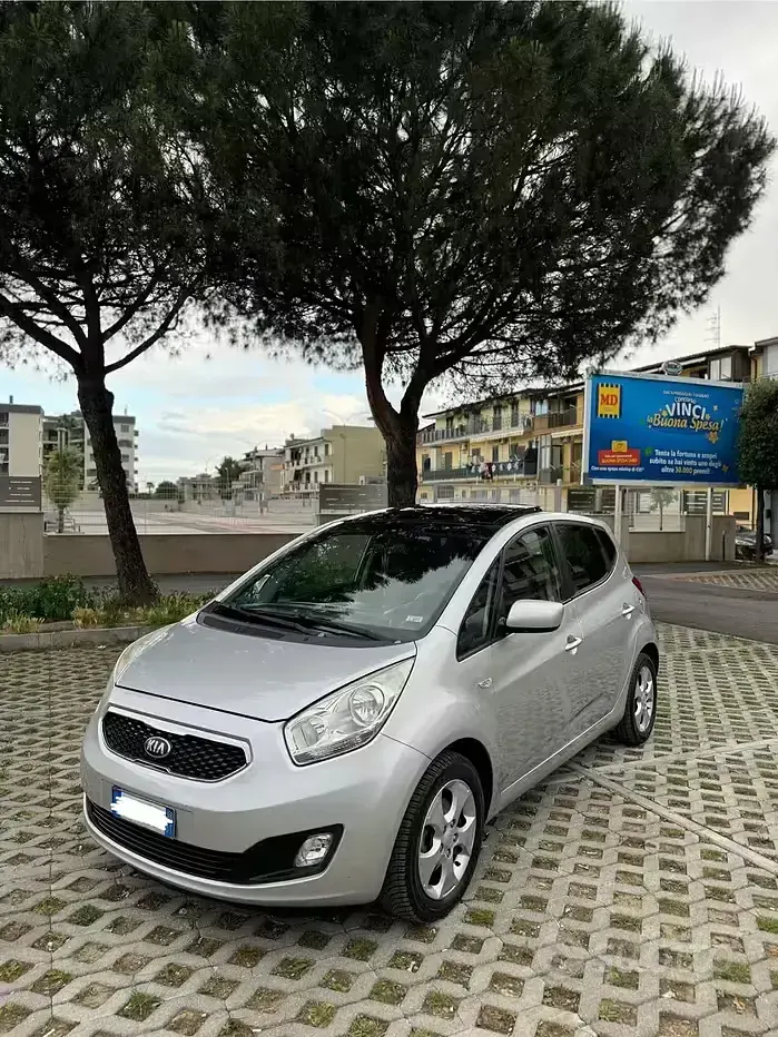 Usata Kia Venga 90 CV (66 kW) 2013 Grigio Utilitaria
