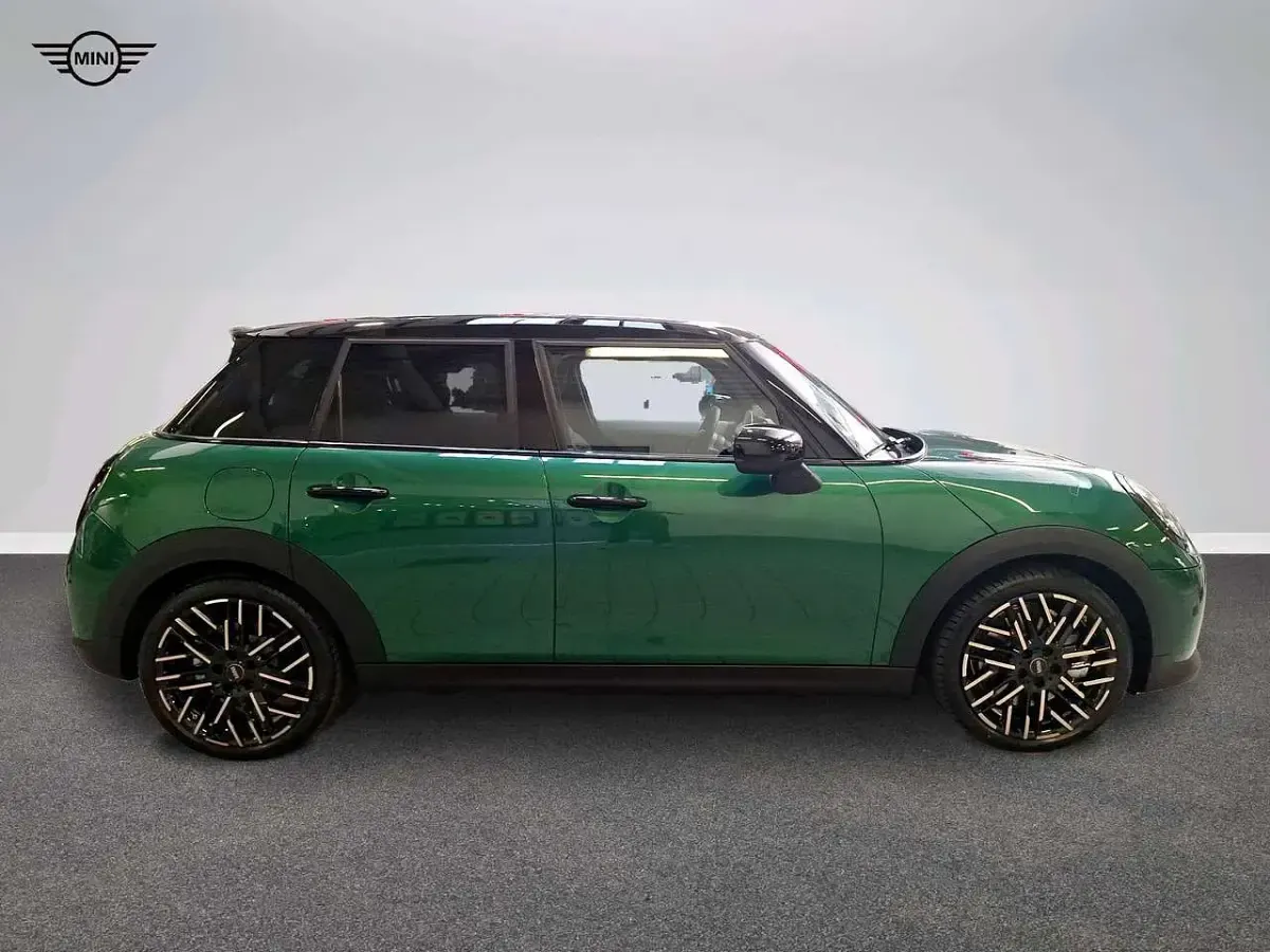 Usata Mini Cooper Favoured 150 kW (204 CV) 2025 Verde Utilitaria