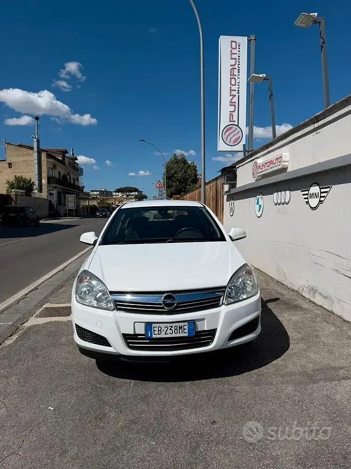 Usata Opel Astra Enjoy 88 CV (64 kW) 2010 Bianco Berlina