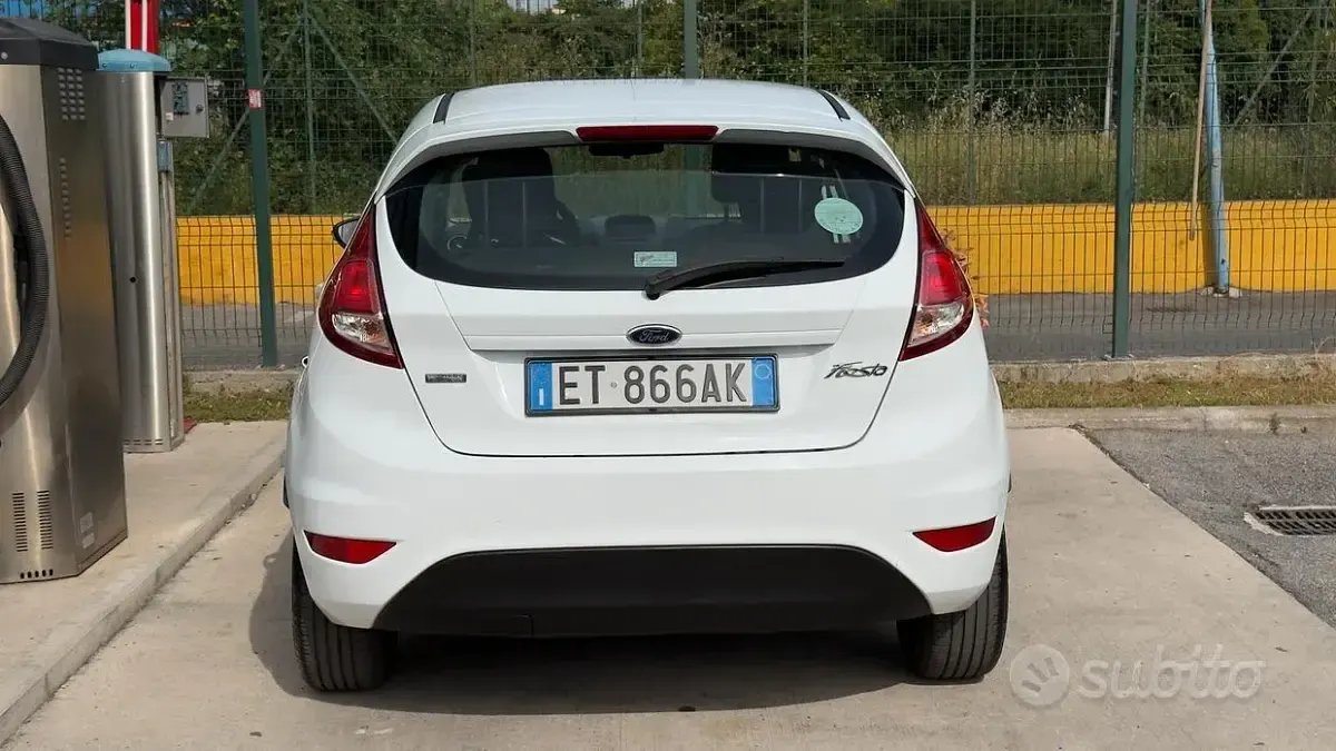 Usado Ford Fiesta Titanium 80 HP (58 kW) 2013 Branco Sedan