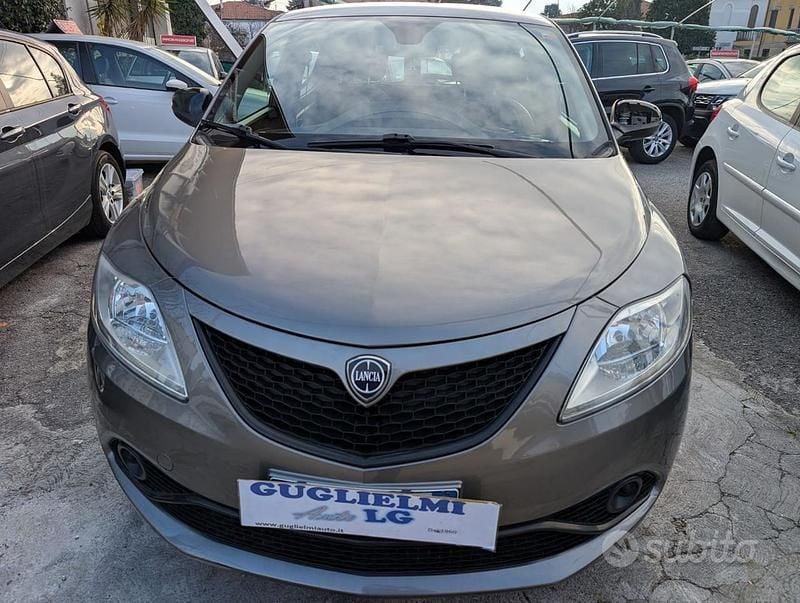 Usata Lancia Ypsilon Gold 69 CV (50 kW) 2018 Grigio Utilitaria