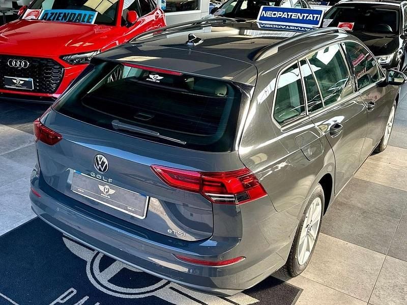 Usata VW Golf VIII Life 131 CV (96 kW) 2021 Grigio urano pastello Station wagon