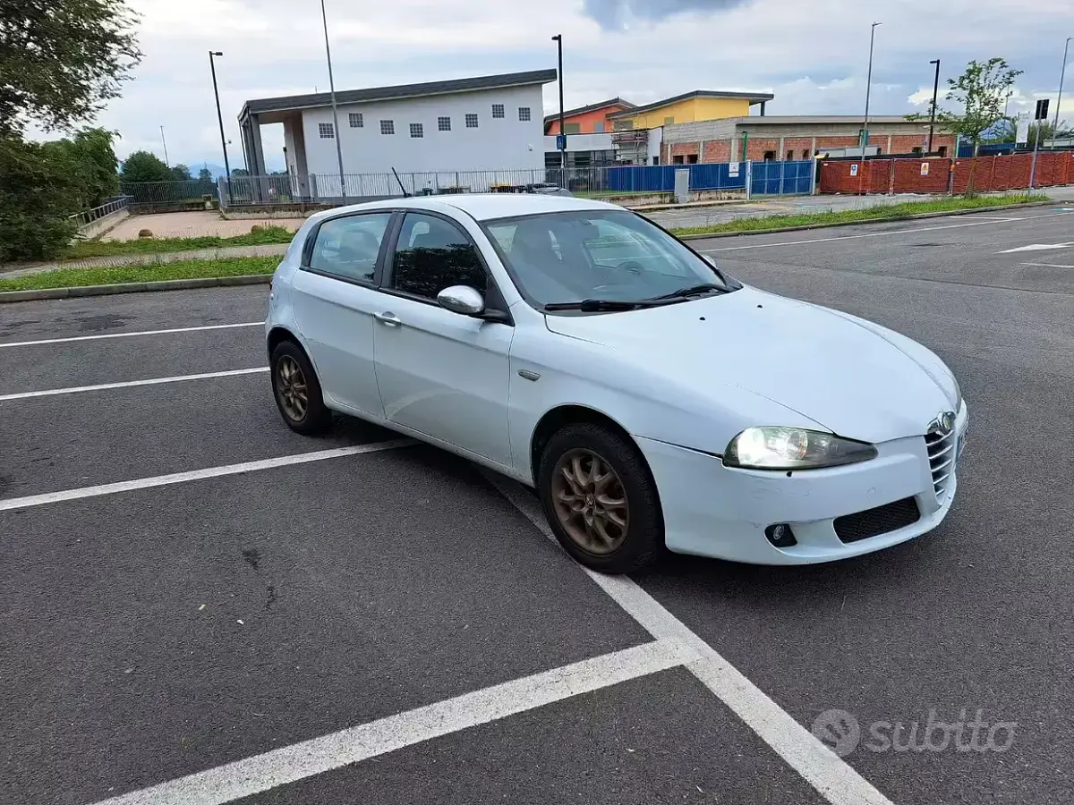 Usata Alfa Romeo 147 120 CV (88 kW) 2005 Bianco Utilitaria