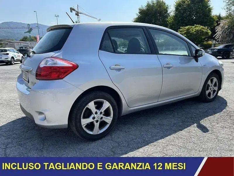 Usata Toyota Auris Sol 90 CV (66 kW) 2011 Argento Utilitaria