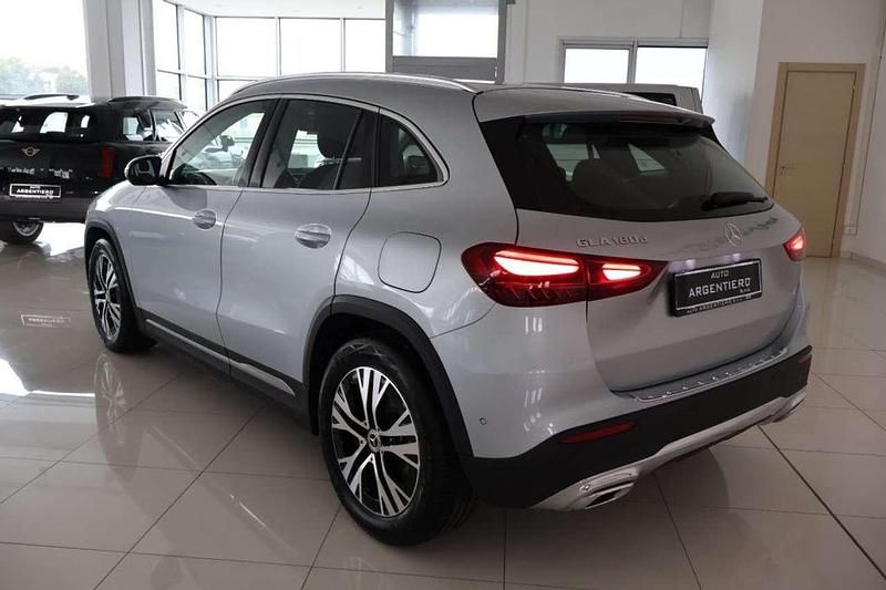 Käytetty Mercedes GLA180 Advanced Plus 116 HP (85 kW) 2025 Hopea Katumaasturi