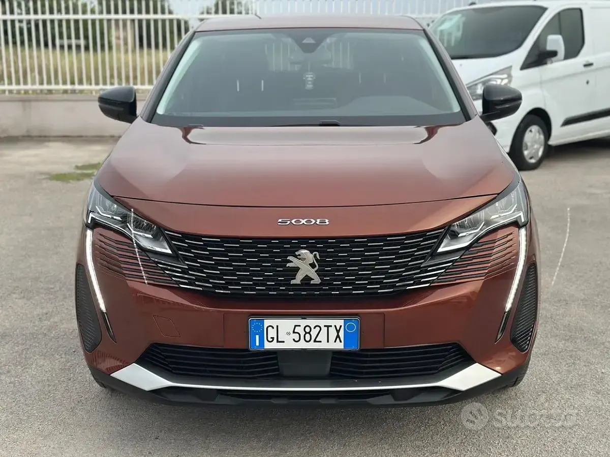 Usata Peugeot 5008 131 CV (96 kW) 2023 Marrone SUV