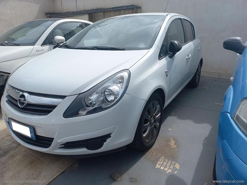 Begagnad Opel Corsa Edition 85 HK (62 kW) 2010 Vit Halvkombi