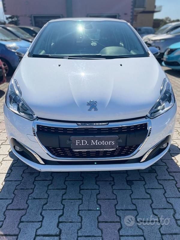 Usata Peugeot 208 Allure 82 CV (60 kW) 2015 Bianco Utilitaria