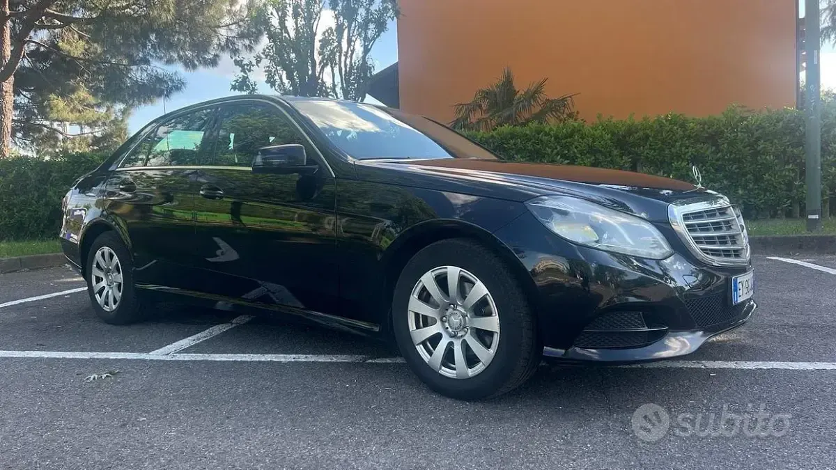 Usado Mercedes E200 Premium 136 CV (100 kW) 2015 Negro Berlina