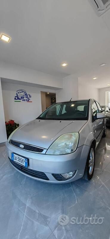 Usata Ford Fiesta Ghia 75 CV (55 kW) 2006 Argento Utilitaria