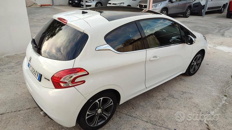 Usata Peugeot 208 68 CV (50 kW) 2013 Bianco Utilitaria