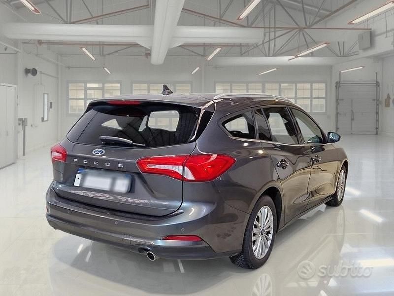 Begagnad Ford Focus Titanium 120 HK (88 kW) 2019 Grå Kombi