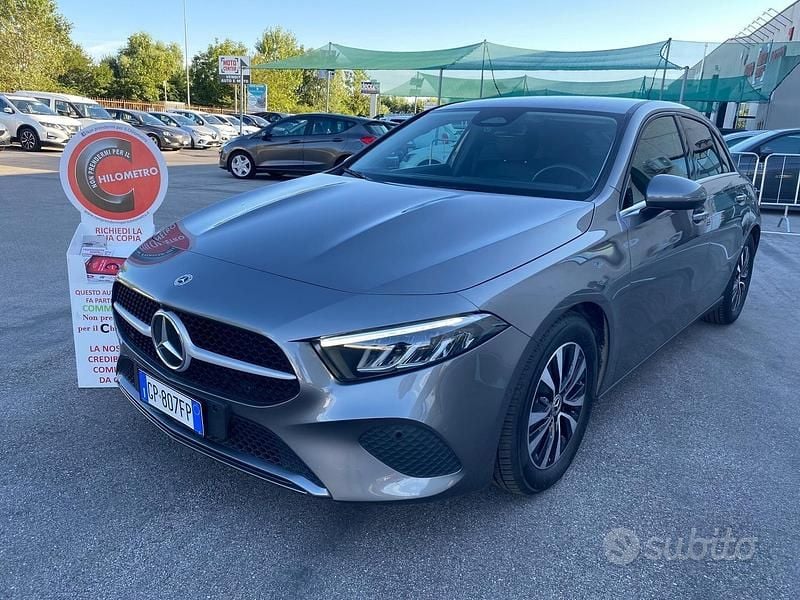 Grigio Usata 2023 Mercedes A180 Advanced Tre volumi | 29.500 € (Buon prezzo) - Immagine 1/4