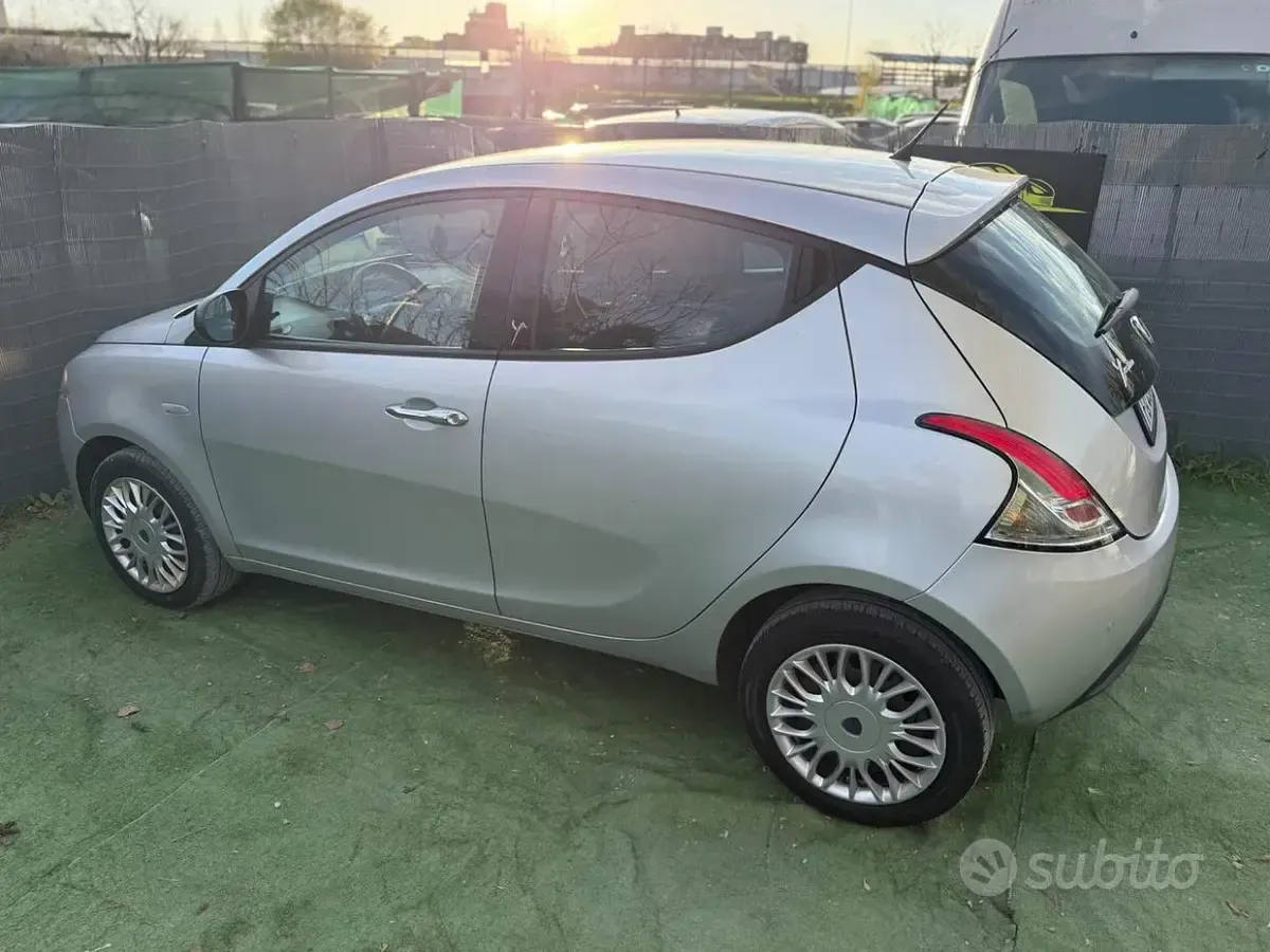 Usado Lancia Ypsilon 80 HP (58 kW) 2016 Cinzento Citadino