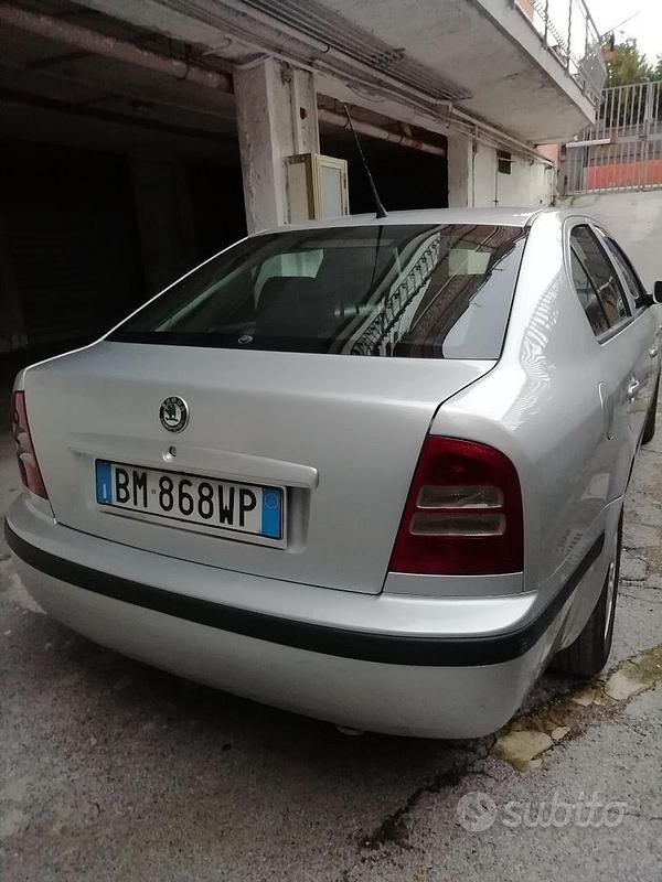 Usata Skoda Octavia Elegance 110 CV (80 kW) 2001 Grigio Berlina