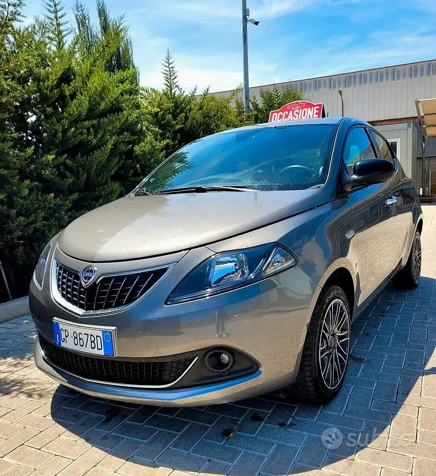 Usata Lancia Ypsilon Gold 69 CV (50 kW) 2023 Grigio Utilitaria