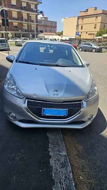 Usata Peugeot 208 Active 68 CV (50 kW) 2015 Argento Utilitaria